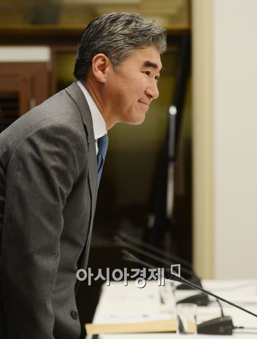 [포토]눈으로 인사하는 성 김 주한미국대사 