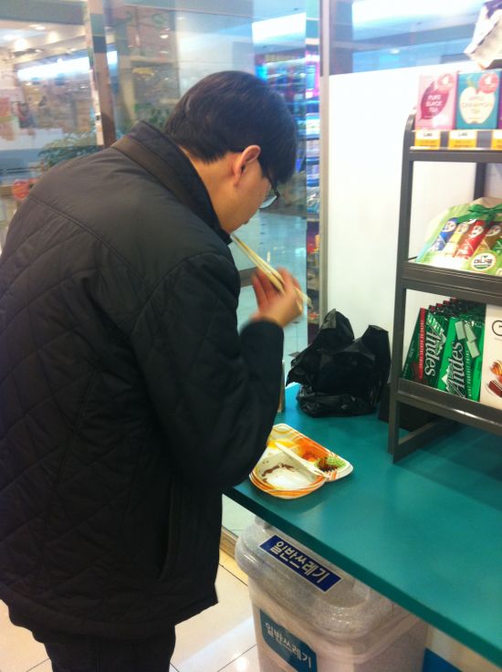 서울 광화문에 위치한 편의점에서 한 직장인이 인스턴트 도시락을 먹고 있다.
