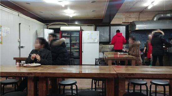 관악구 대학동 인근 고시식당을 찾은 고시생들이 늦은 저녁식사를 하고 있다.
