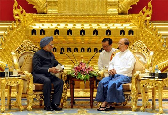 지난 4일 미얀마 네피도에서 열린 빔스텍(BIMSTEC) 정상회의에 참석한 만모한 싱 인도 총리(왼쪽)가 테인 세인 미얀마 대통령과 별도로 만나 양국간 정상회담을 했다. 사진= 인도 총리실