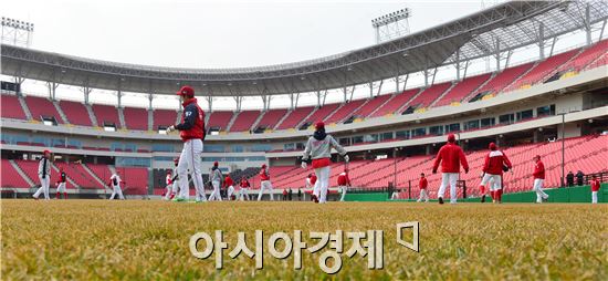 KIA타이거즈 선수단이 6일 개장을 앞둔 새 야구장 '광주-기아챔피언필드'에서 연습을 하고 있다.