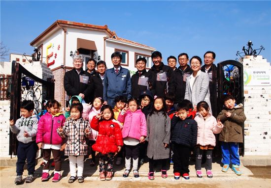 한국타이어 금산공장 '동그라미어린이집' 개원식 참석자들이 기념촬영을 하는 모습. 