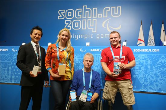 (왼쪽 두번째부터)'삼성 패럴림픽 블로거' 프로그램에 참여하는 올레시아 블라디키나 소치 장애인올림픽 홍보대사, 스웨덴의 얄레 정넬 선수, 미국의 조슈 폴스 선수. 

