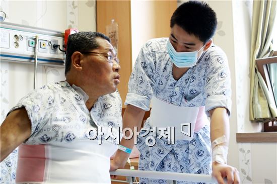 간 기증자 정윤제 일병(오른쪽)이 이식수술 후 아버지 병실을 방문해 위로하고 있다.