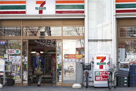일본에서는 편의점이 전자상거래 결제 창구로 활용된다. 사진=블룸버그