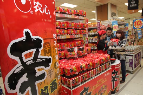 중국 북경 대형마트에서 중국 소비자들의 신라면을 구매하고 있다.