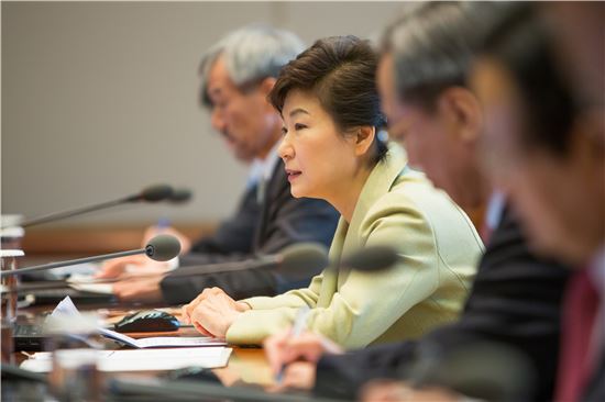 지난 2월 20일 수석비서관회의를 주재하고 있는 박근혜 대통령(사진제공 : 청와대)