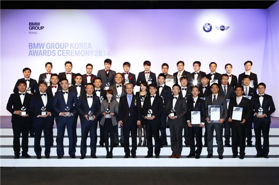 BMW코리아가 개최한 'BMW 어워드 2014'에 참석한 김효준 BMW코리아 대표(사진 맨 앞줄 왼쪽에서 여섯번째)와 수상자들이 기념사진을 찍고 있는 모습. 