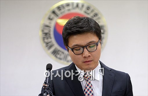 [포토]고개숙인 송명제 전공의 비대위원장