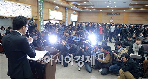 [포토]집중 조명받는 송명제 전공의 비대위원장