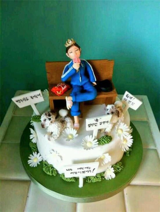 ▲팬들이 김연아에게 은퇴 기념으로 케이크를 선물했다. (출처: 온라인 커뮤니티)