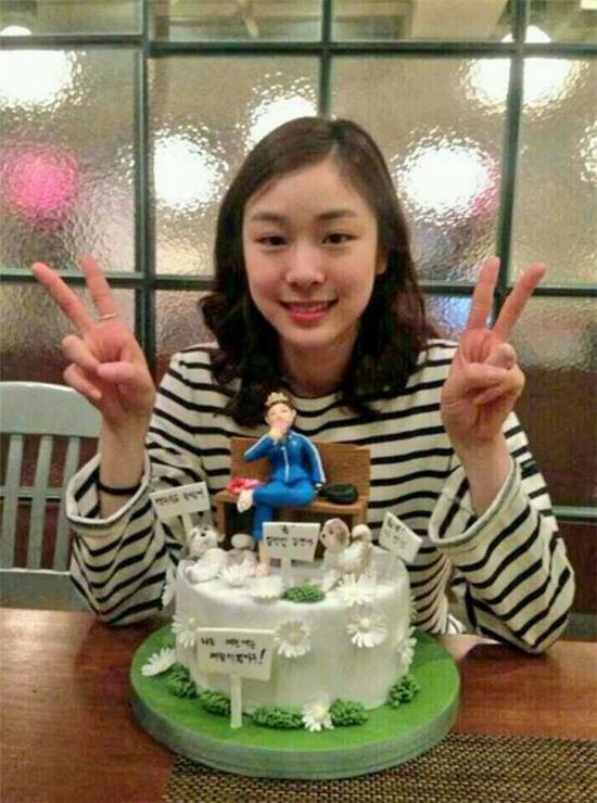 ▲김연아가 팬들에게 받은 케이크를 인증했다. (출처: 온라인 커뮤니티)