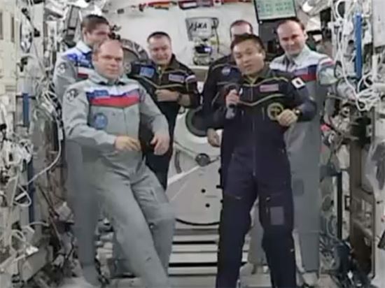 ▲올레그 코토브가 귀환하기에 앞서 일본 우주비행사 코이치 와카타에게 지휘권을 인계하고 있다.[사진제공=NASA]   

