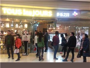 CJ푸드빌이 운영하는 중국내 45개 뚜레쥬르 매장이 광고 모델인 김수현 효과를 톡톡히 보고 있다. 중국 소비자들이 빵을 구매하기 위해 줄을 서고 있다.