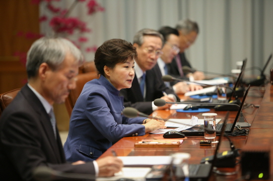 10일 청와대에서 수석비서관회의를 주재하는 박근혜 대통령(사진 : 청와대)