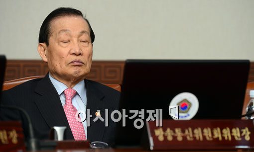 ▲이경재 방통위원장이 11일 국무회의에서 '깊은 생각'에 빠져 있다.[사진=백소아 기자]