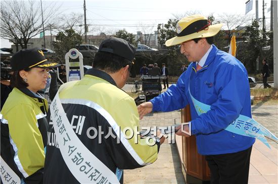 [포토]의용소방대원 광주천 정화운동 실시