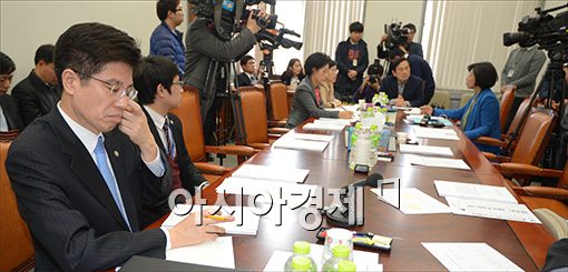 [포토]심각한 표정 짓는 이영찬 복지부 차관