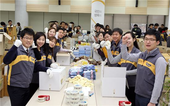 KB국민은행 본부 봉사단 80여명이 11일 서울 여의도 본점에서 소외계층 지원을 위한 희망상자 제작 봉사활동을 펼치면서 파이팅을 외치고 있다.
