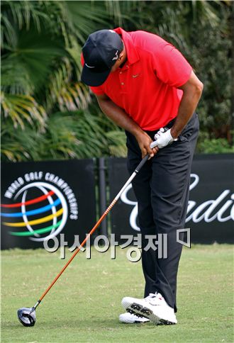  우즈가 샷을 한 뒤 허리 통증으로 고통스러워하고 있는 장면. 사진=Getty images/멀티비츠