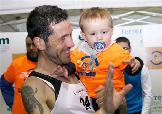 24시간 러닝머신 달린 남자, 혼자가 아니어서 더 '훈훈'