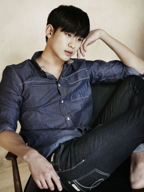 ▲ 김수현 화보. (출처: 온라인 커뮤니티 캡처)