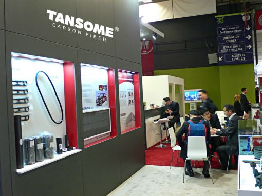 현지시간으로 11일부터 13일까지 3일간 프랑스 파리에서 열린 세계최대 복합재료 전시회 ‘JEC Europe 2014’에서 효성이 독자개발한 고성능 탄소섬유 ‘TANSOME®’ 전시부스를 찾은 바이어들이 효성 직원들과 상담을 하고 있다.