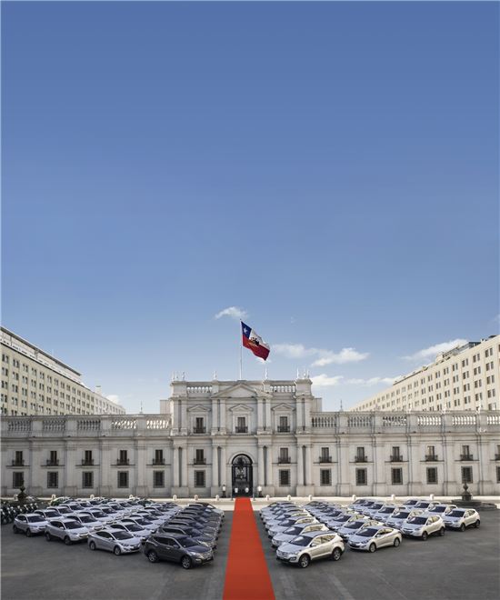 현대차가 칠레 대통령 이·취임식을 위해 제공한 차량들이 칠레 정부청사 광장에 전시된 모습.