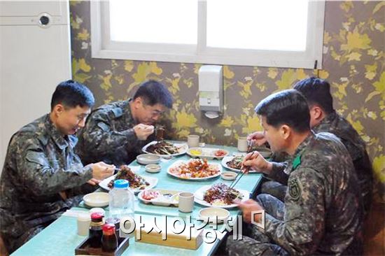 육군 공병학교장이 생일을 맞이한 간부들과 함께 지역 인근 식당에서 점심식사를 하면서 지역 경제화에 동참하고 있다.