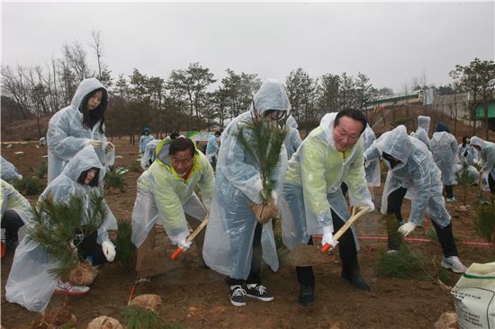 김학송 한국도로공사 사장(오른쪽서 두번째)이 '통일희망나무' 첫 식재 현장에 참석, 삽으로 흙을 뜨고 있다.