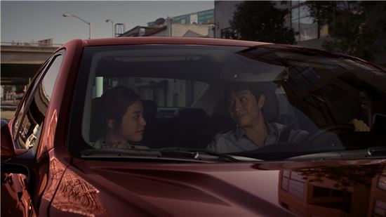 배우 정우가 한국GM 말리부 디젤 모델 광고에서 연기를 펼치고 있는 모습. 