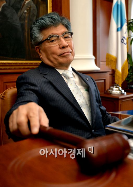 [포토]의사봉 내려놓는 김중수 총재