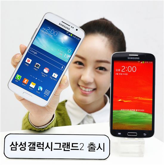 삼성전자는 13일 멀티미디어 최적화 비율로 보는 즐거움을 극대화한 스마트폰 '갤럭시그랜드2(Galaxy Grand2)'를 국내 이동통신 3사를 통해 출시한다. 모델이 신제품 '갤럭시그랜드2'를 선보이고 있다.

 
