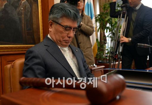 [포토]마지막 의사봉 내려놓은 김중수 총재