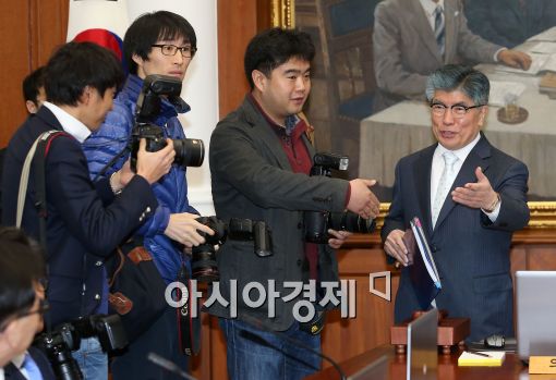 [포토]김중수 총재, 마지막 금통위 참석