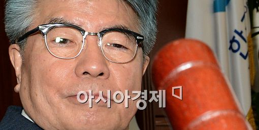 [포토]마지막 의사봉 두드리는 김중수 총재