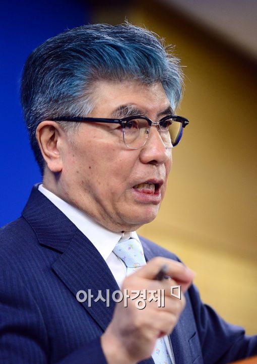 [포토]기준금리 동결 배경에 대해 설명하는 김중수 총재