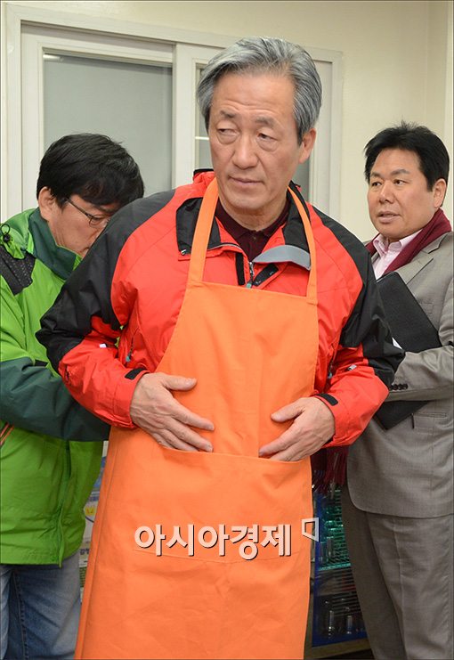 [포토]앞치마 입는 정몽준 의원