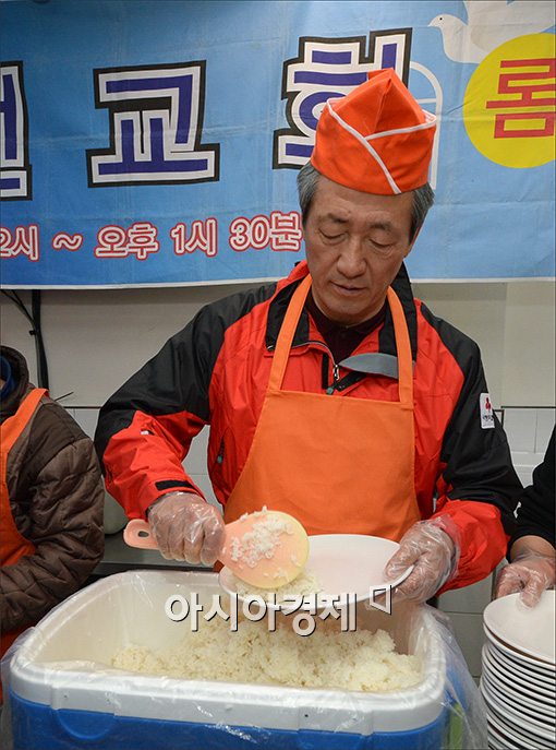 [포토]배식 봉사활동하는 정몽준 의원