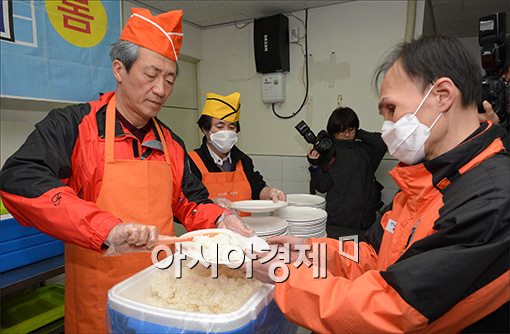 [포토]정몽준, 배식 봉사 활동