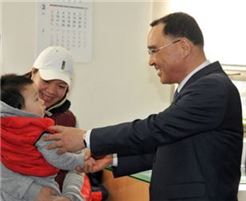 정 총리가 10일 대전 중부보건소에서 한 아기와 인사를 하고 있다.