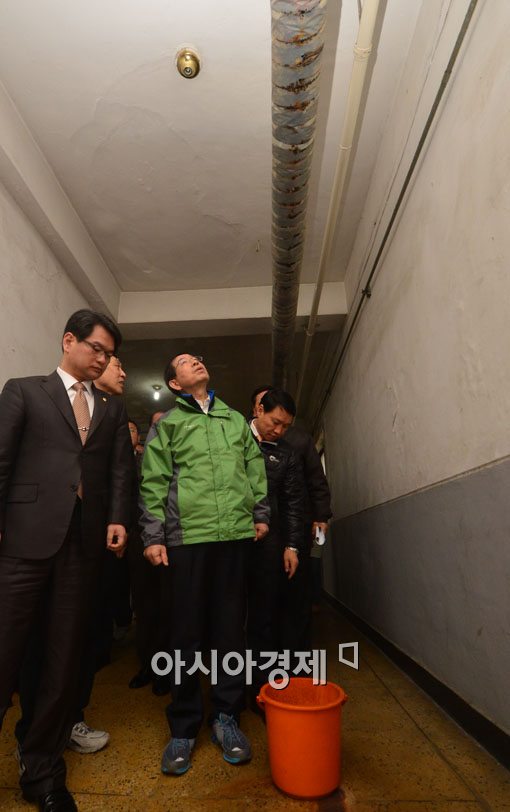 [포토]배수관에서 녹물이 떨어지고 