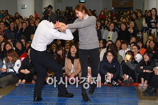 [포토]숙대생, 무술유단자에게 호신술을 배우다