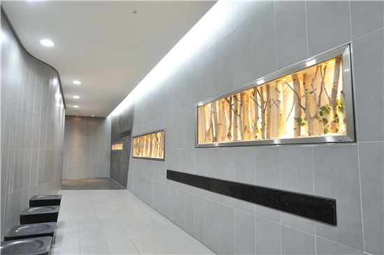 ▲ 역 주변 가구거리를 연상케 하는 세련된 공간으로 디자인 된 군자역 화장실. (출처=서울시)