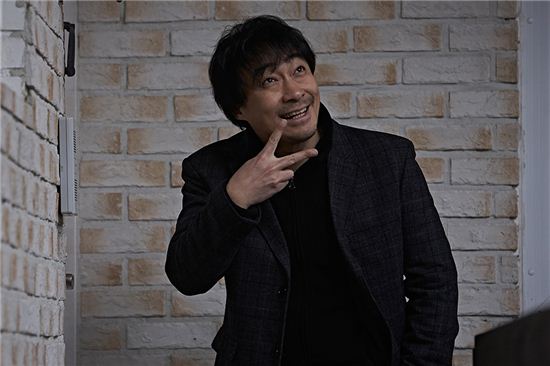'방황하는 칼날' 이성민 스틸 공개, 촬영장 분위기 메이커 '반전 매력'