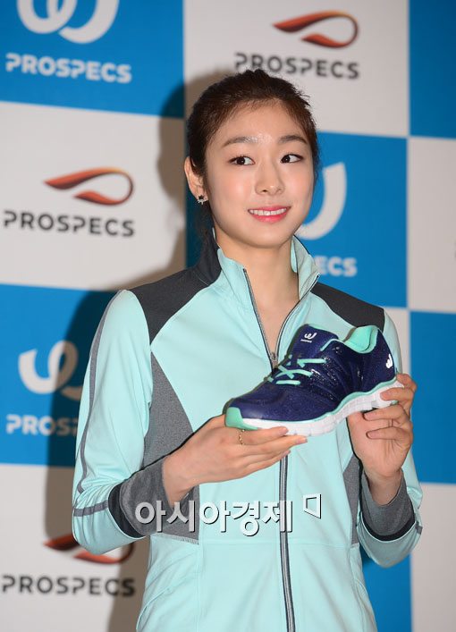 [포토]김연아, 운동화 들고 