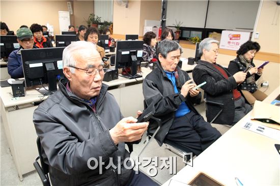 [포토]광주 동구, 어르신 대상 스마트폰 기초교육 실시