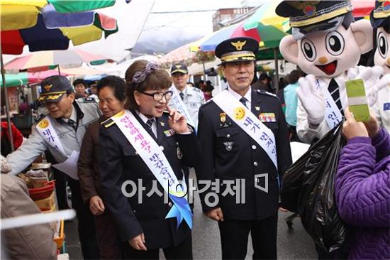 구례경찰, 가수 장미화씨와 먼저 인사하기 운동 펼쳐