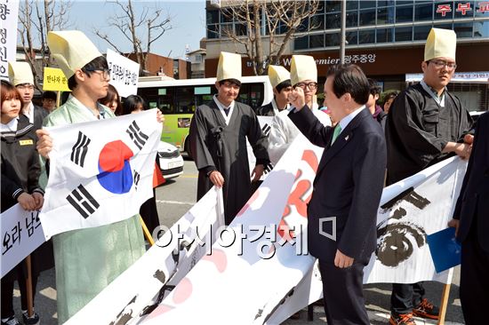 강운태 광주광역시장은 15일 오전 금남로2가 무등빌딩 앞에서 열린 제3회 광주3.15 기념식에 참석해 "곡 민주주의 장송"데모 재현행사 참가자들을 격려했다.