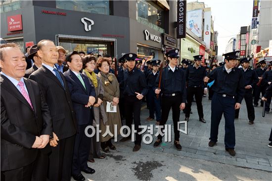 강운태 광주광역시장은 15일 오전 금남로2가 무등빌딩 앞에서 열린 제3회 광주3.15 기념식에 참석해 "곡 민주주의 장송"데모 재현행사 참가자들을 격려했다.